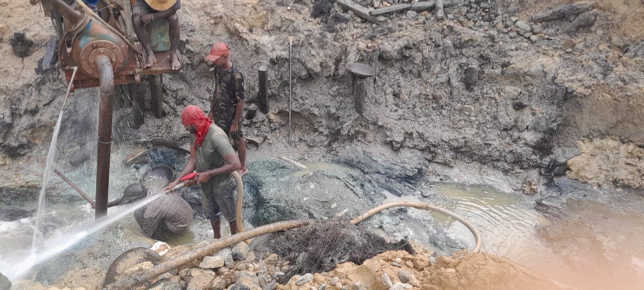 Sri Lankan miners working an active gem pit